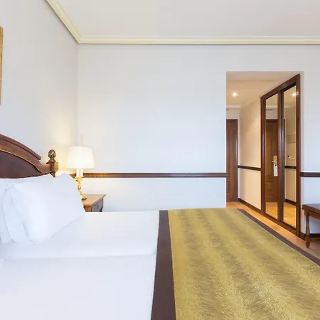 Exe Reina Isabel Hotel 4*